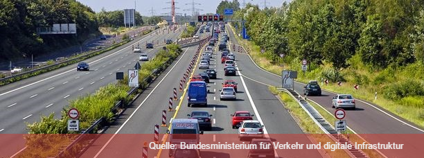 Blick von einer Brücke auf eine Autobahnbaustelle