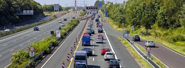 Blick von einer Brücke auf eine Autobahnbaustelle